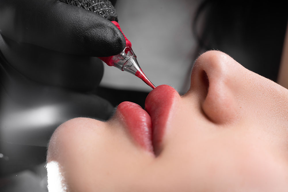 Applying coloring pigment to the lip
